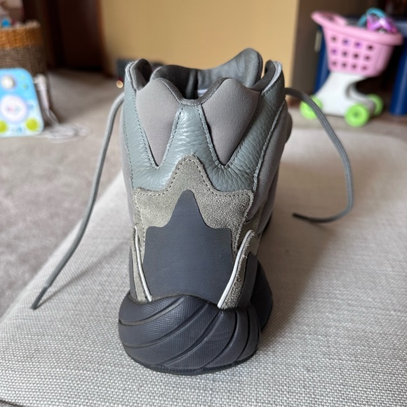 Yeezy 500 - Picture 10 of 14